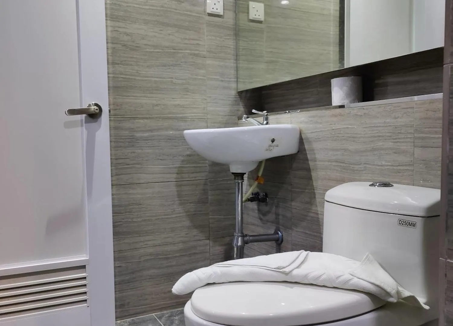 Oyo 90848 Link Suite Johor Bahru Hotel