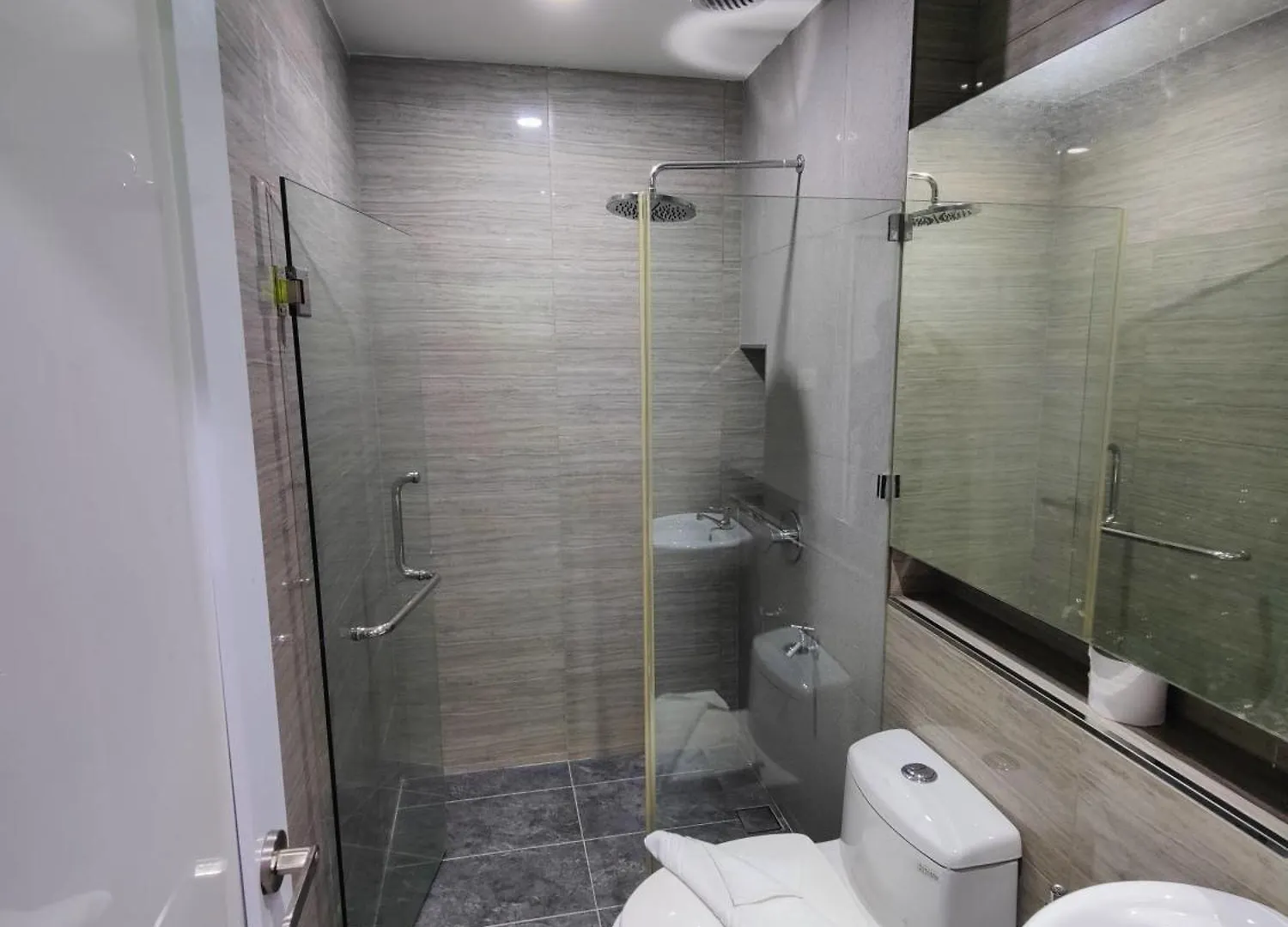 Oyo 90848 Link Suite Johor Bahru