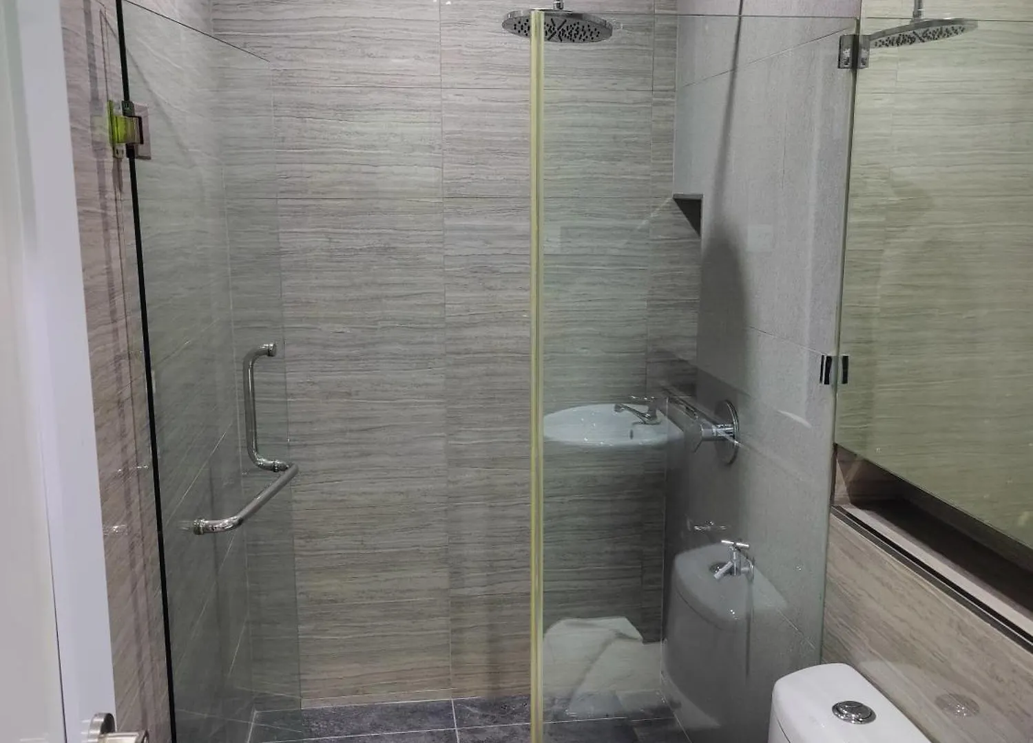 Oyo 90848 Link Suite Johor Bahru 2*,